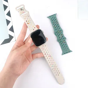 Bracelet de montre de sport en silicone avec design de trous confettis pour Apple Watch.