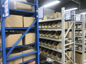 Scaffale da magazzino con scatole di cartone e imballaggi per cinturini di orologi.