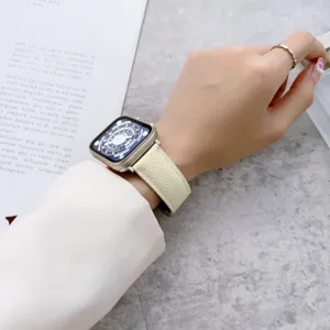 Primo piano dettagliato di cinturino per orologio in pelle beige chiaro al polso, elegante.