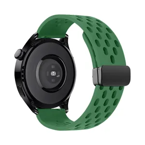 Primo piano del retro del cinturino per orologio in silicone perforato verde con chiusura.