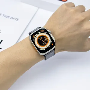 Vista ravvicinata del cinturino per orologio in pelle e silicone con comoda fibbia magnetica.