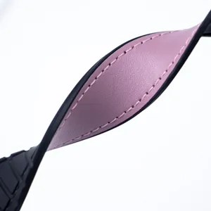 Cinturino di ricambio in pelle per smartwatch con superficie rosa e cuciture nere eleganti.