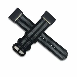 Resistente cinturino per orologio in nylon a righe nere e grigie con fibbia per smartwatch.