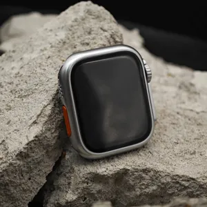Ανθεκτική προστατευτική θήκη συμβατή με smartwatch, ασημί μεταλλική υφή με πορτοκαλί κουμπί.