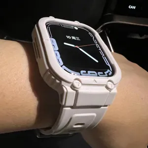 Detailaufnahme des robusten TPU-Schutzuhrengehäuses und Armbands am Handgelenk getragen.