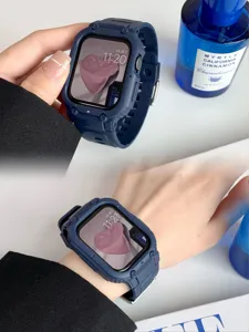 Detailansicht des robusten TPU-Uhrengehäuses und des blauen Armbands im Lifestyle-Look.
