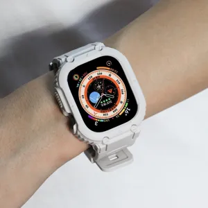 Detailansicht der integrierten TPU Schutzhülle und Armband für Apple Watch Ultra Serie, weiß.