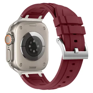 Dettaglio del cinturino di ricambio in silicone bordeaux con fibbia in acciaio inox.
