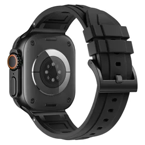 Primo piano dettagliato del cinturino per smartwatch in silicone nero e custodia protettiva.