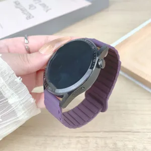 Detail close-up of purple silicone magnetic loop watch strap, compatible with various smartwatches.