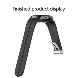 Dettaglio del cinturino per orologio in silicone nero con fibbia pieghevole magnetica.