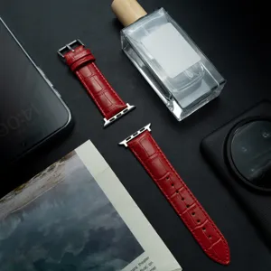 Rode lederen horlogeband compatible med Apple Watch, elegante vervangende band met gesp.