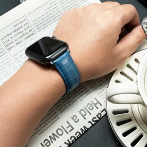 Gedetailleerd overzicht van blauw lederen horlogeband met bamboepatroon, stijlvol accessoire.