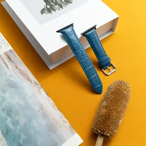 Blauw lederen vervangend horlogebandje compatibel met Apple Watch, elegant alligator patroon ontwerp.