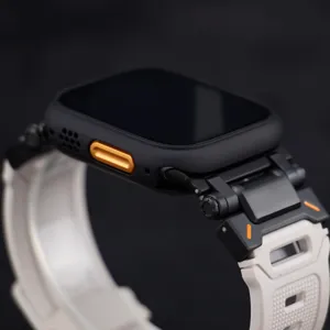 Robuste Smartwatch-Hülle und langlebiges TPU-Armband mit Metallverbinder für den Einsatz.