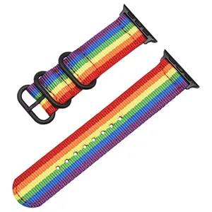 Cinturino in nylon arcobaleno compatibile con Apple Watch con connettori metallici neri.