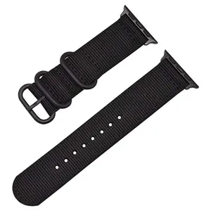 Vista di dettaglio del cinturino per orologio in nylon nero con tessuto resistente e fibbia.