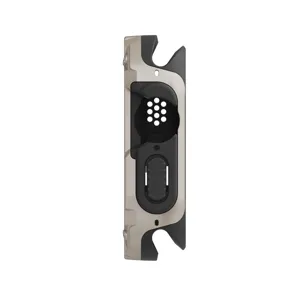 Detailansicht der robusten Apple Watch Schutzhülle mit präzisen Ausschnitten und Schrauben.