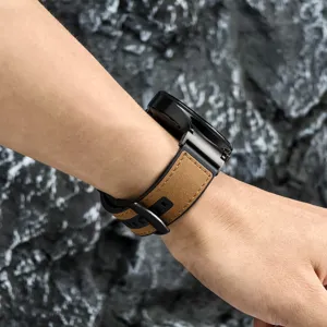 Nahaufnahme des Silikon-Leder-Hybrid-Uhrenarmbands, das bequem am Handgelenk getragen wird.