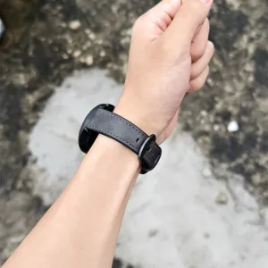 Universale cinturino per orologio in vera pelle nera con fibbia in acciaio inossidabile.