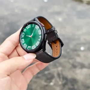 Vista ravvicinata dettagliata del cinturino per orologio in pelle universale con quadrante smartwatch.