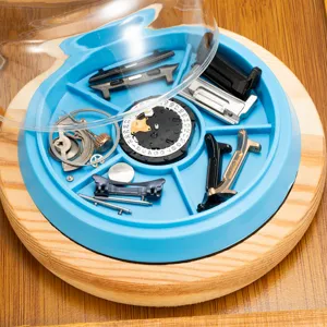 Set di attrezzi per riparazione orologi con coperchio parapolvere trasparente e vassoio.