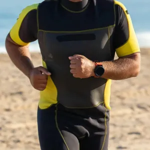 Gedetailleerd overzicht van het feloranje nylon horlogebandje om de pols tijdens het hardlopen.
