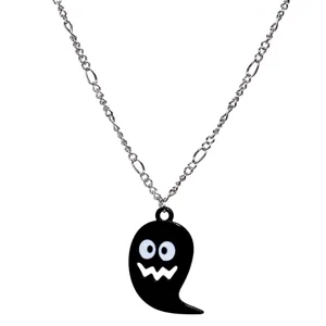 Halloween zwarte geest hanger ketting, schattige mode zilveren ketting sieraden detail weergave.