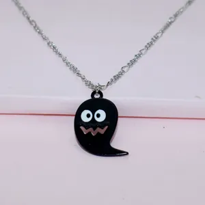 Gedetailleerd overzicht van de zwarte spook hanger ketting voor Halloween feestjes.