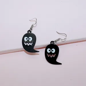 Charmante Halloween zwarte spook geëmailleerde hangende oren met speelse zigzag mond.