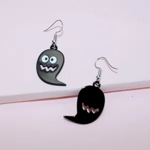 Gedetailleerd shot van schattige Halloween zwarte geest oorbellen met grappige ogen, mode sieraden.