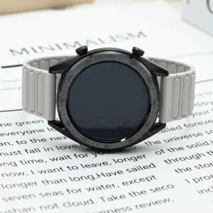 Gedetailleerd overzicht van het zwarte horloge met grijs magnetische siliconen band voor dagelijks.