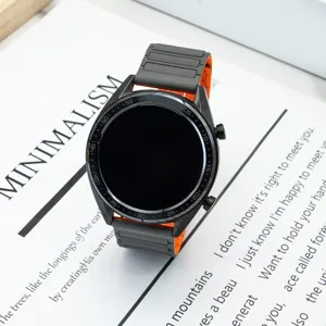 Gedetailleerde close-up van de stijlvolle siliconen smartwatch band in grijs en oranje.