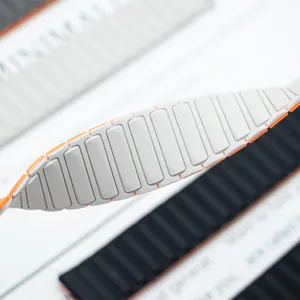 Siliconen smartwatch vervangingsband in modern grijs geribbeld design met oranje details.