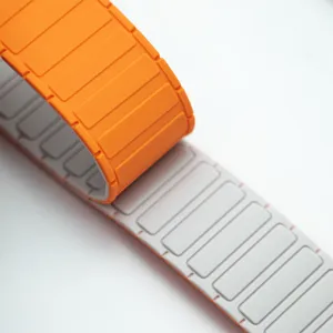 Siliconen magnetisch horlogebandje detail met tweekleurig gesegmenteerd ontwerp en textuur.
