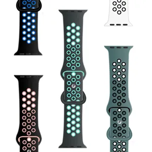 Detailansicht des atmungsaktiven Silikonarmbands mit runden Löchern und Uhrenverbinder.