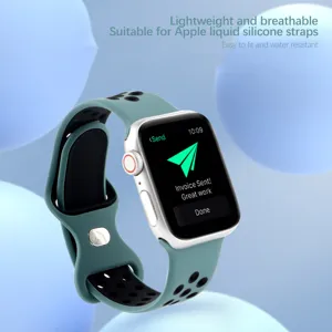 Detailansicht des atmungsaktiven Silikonarmbands mit zweifarbigem Lochdesign für Smartwatches.