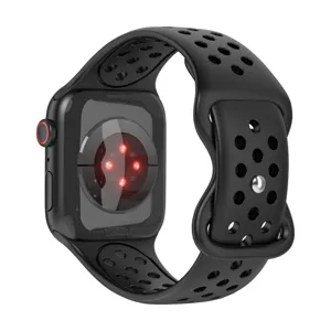 Nahaufnahme des schwarzen Silikon Sportarmbands mit atmungsaktiven Perforationen und Smartwatch.