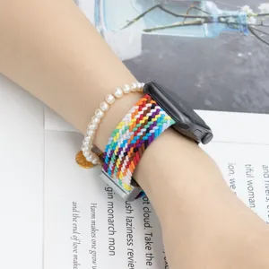 Cinturino per orologio intrecciato colorato con fibbia pieghevole magnetica per smartwatch.