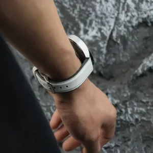 Gedetailleerd overzicht van de witte lederen siliconen horlogeband met doornsluiting.