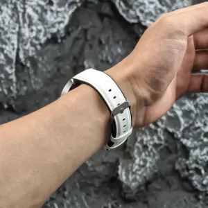 Detailweergave van witte lederen silicone vervangingshorlogeband met sterke doorngesp.
