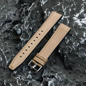 Gedetailleerd overzicht van bruin leren horlogebandje met stiksels en metalen gesp, 20mm.