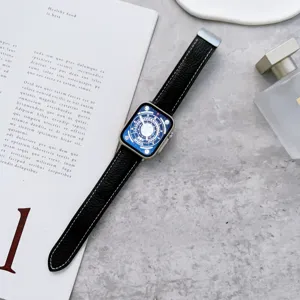Cinturino in pelle nera con motivo litchi e fibbia magnetica pieghevole per smartwatch elegante.