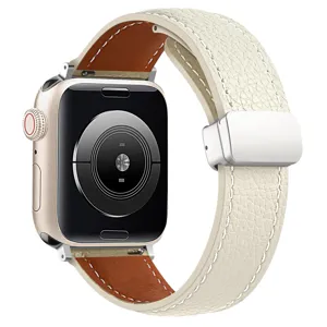 Curvo cinturino in pelle con fibbia pieghevole magnetica compatibile con Apple Watch Ultra.