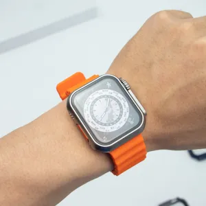 Custodia rigida in PC e vetro temperato con cinturino arancione stile Apple Watch Ultra.