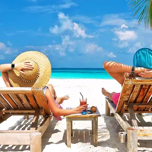 Vista detallada de la correa de reloj elástica estilo bohemio con patrón tejido en la playa.