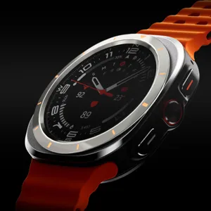 Robuuste smartwatch bezel beschermring met oranje siliconen horlogeband voor sport.