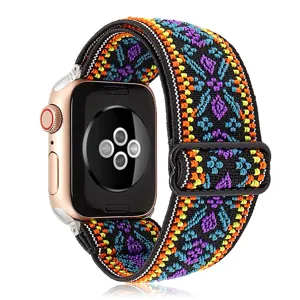 Detalle de correa de reloj elástica tejida estilo boho, correa étnica muy colorida.