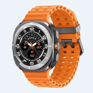 Smartwatch beschermende bezel en oranje siliconen band set met modern wijzerplaatontwerp.