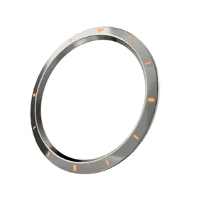 Close-up detail van de horloge bezel beschermring met oranje schaalmarkeringen en indicatoren.